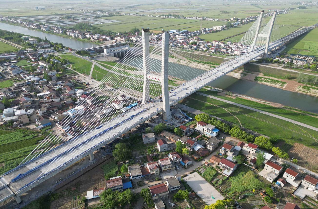 建設(shè)投資集團(tuán)（原路橋集團(tuán)）G347安九二期楊灣河特大橋。安徽建工集團(tuán)供圖