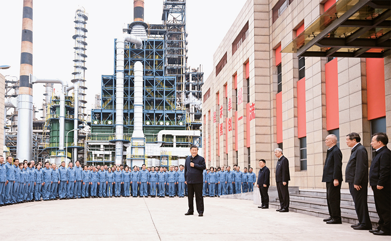 2023年10月10日至13日，中共中央總書記、國家主席、中央軍委主席習(xí)近平在江西考察。這是10日下午，習(xí)近平在中國石化九江分公司考察時(shí)，同企業(yè)員工親切交流。 新華社記者 謝環(huán)馳/攝