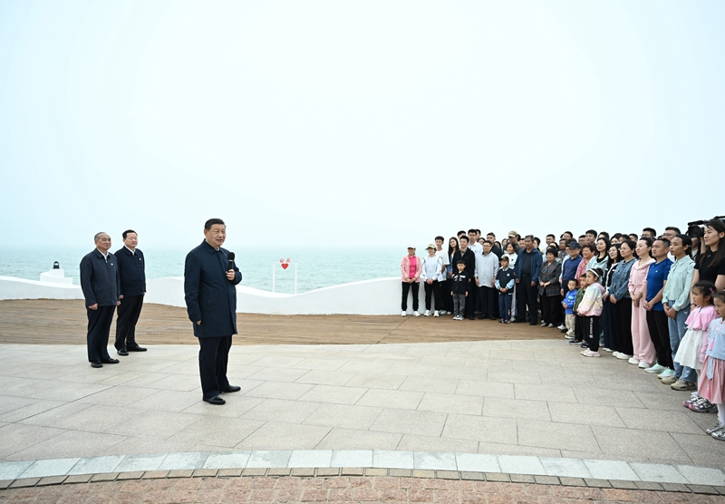 5月22日至24日，中共中央總書記、國家主席、中央軍委主席習(xí)近平在山東考察。這是22日下午，習(xí)近平在日照市陽光海岸綠道同市民和游客親切交流。