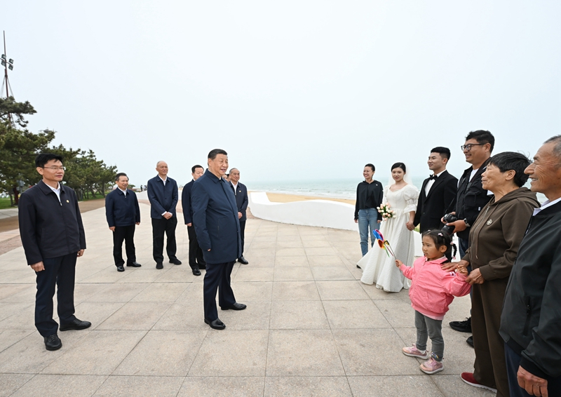 5月22日至24日，中共中央總書記、國家主席、中央軍委主席習(xí)近平在山東考察。這是22日下午，習(xí)近平在日照市陽光海岸綠道同市民親切交流。